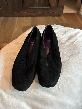Vaneli Black Suede V‑Notch Slip-On Flats 7.5N Narrow